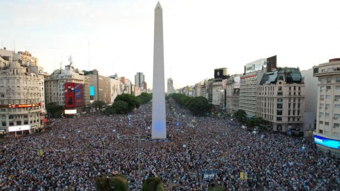 When does Argentina fly back home for celebration parade?