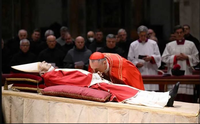 60,000 Mourners Pay Tribute to Pope Benedict XVI