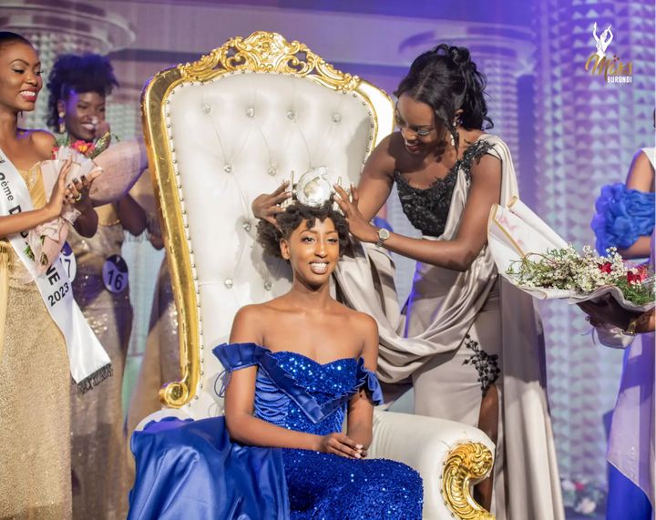 Miss Burundi 2022, Kelly NGARUKO passes the crown to the lucky elected Miss Burundi 2023, Lellie Carelle NDAYIZEYE.